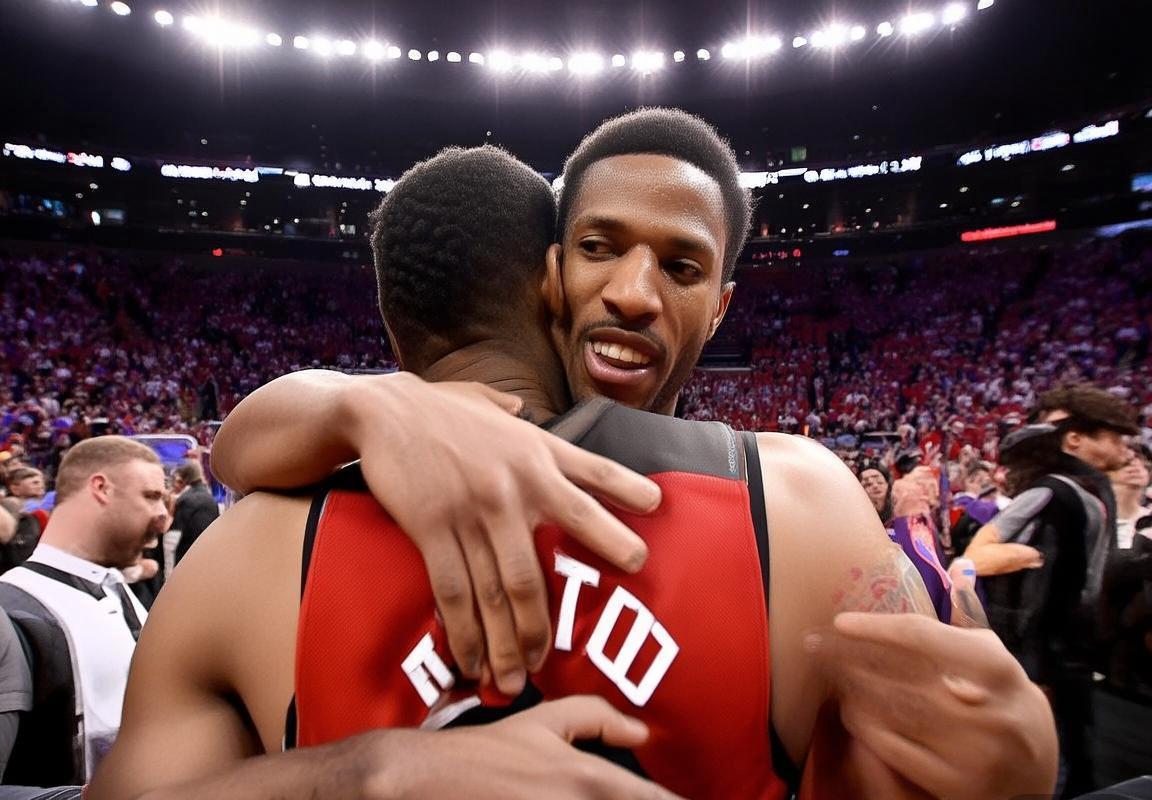 2019快船猛龙赛后温情拥抱：体育精神与友谊之光(图1)